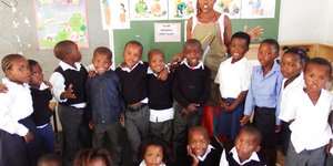 Een van Masakhane Primary School se Gr R klasse, saam met Ellen Pato